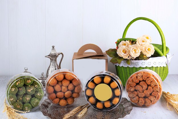 Foto varias galletas lebaran paquete sobre fondo blanco. copie el espacio para el texto. hantaran kue kering lebaran concept