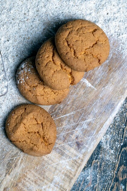 Varias galletas ligeras redondas después de cocinar