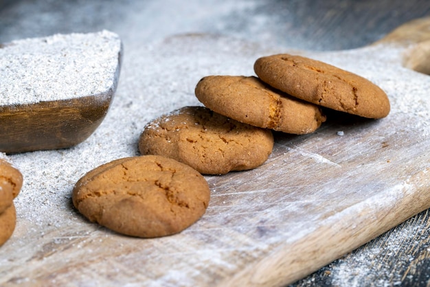 Varias galletas ligeras redondas después de cocinar