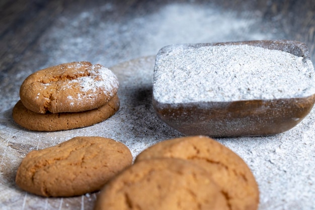 Varias galletas ligeras redondas después de cocinar