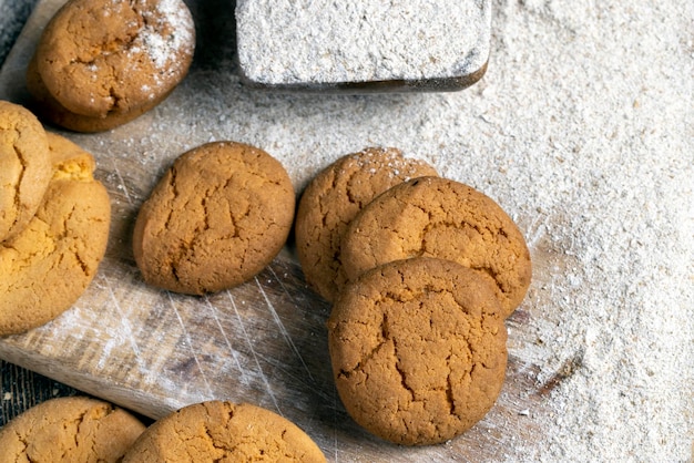 Varias galletas ligeras redondas después de cocinar