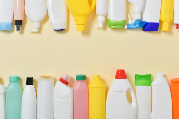 Várias garrafas de plástico espalhadas em um fundo amarelo reciclagem de plástico poluição ambiental layout plano vista superior lugar para copiar
