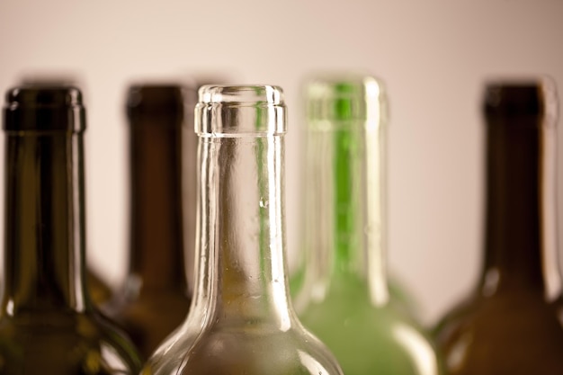 Foto várias garrafas de vidro de vinho