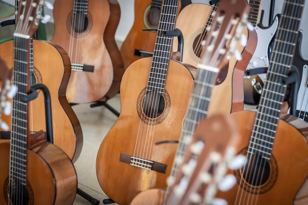 Várias guitarras espanholas em um curso para aprender a tocar guitarra espanhola