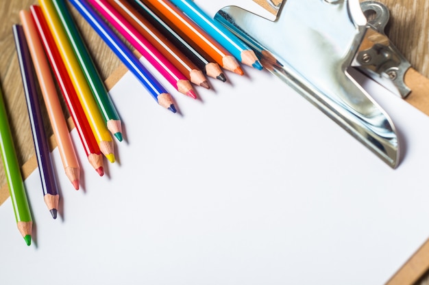 Varias herramientas de dibujo coloridas.