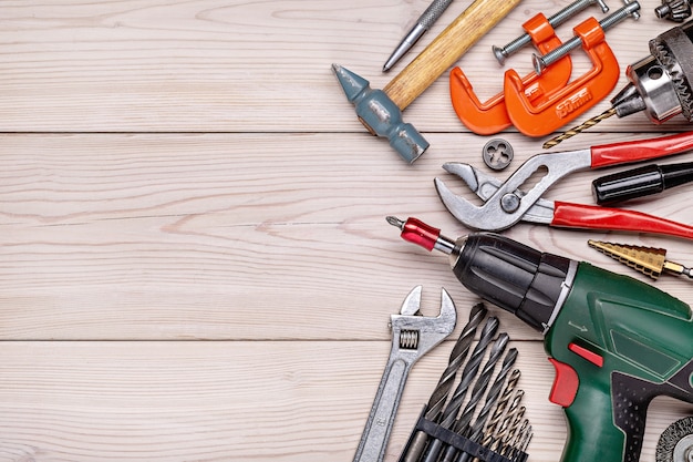 Varias herramientas para el hogar sobre fondo de madera