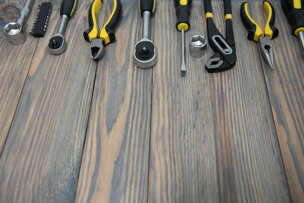 Varias herramientas sobre fondo de madera