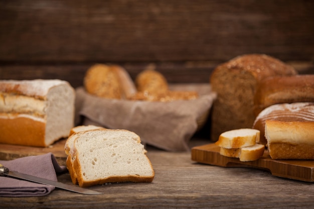 Varias hogazas de pan con rebanadas