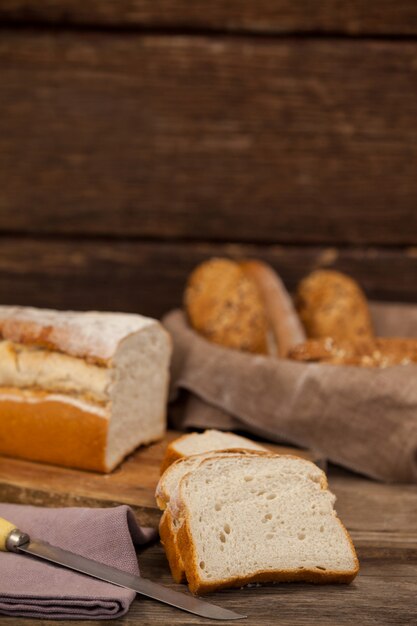 Varias hogazas de pan con rebanadas