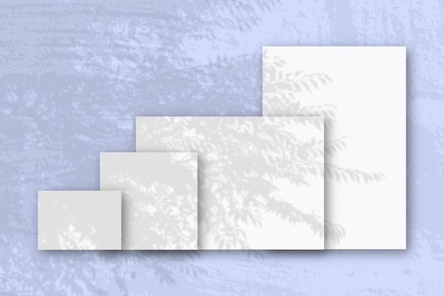 Varias hojas horizontales y verticales de papel texturizado blanco