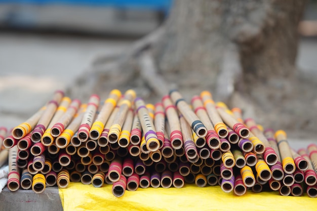 Várias imagens de flauta indiana bansuri de bambu