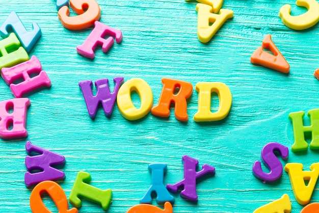 Várias letras coloridas - palavra do texto