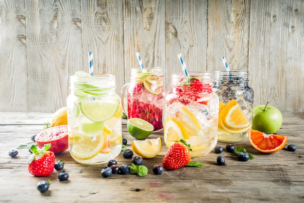 Varias limonada de frutas y bayas