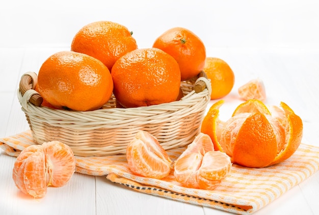 Varias mandarinas maduras en una cesta de mimbre