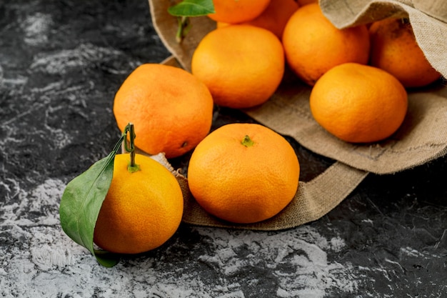 Varias mandarinas en paquete sobre fondo de mármol