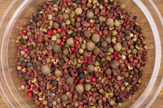 Várias misturas de pimenta vermelha preta e pimenta da Jamaica Tempero para cozinhar
