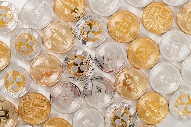 Várias moedas de moeda criptografada alinhadas