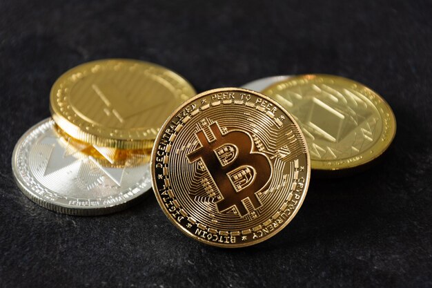 Varias monedas de criptomoneda sobre fondo negro Dinero virtual de criptomoneda