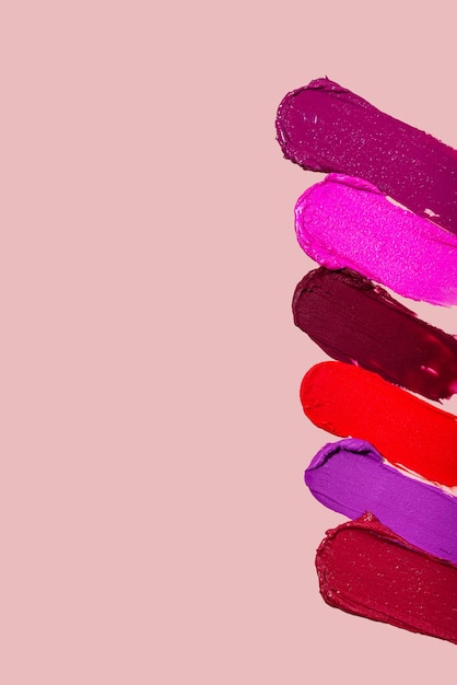 Varias muestras de lápiz labial aisladas en blanco