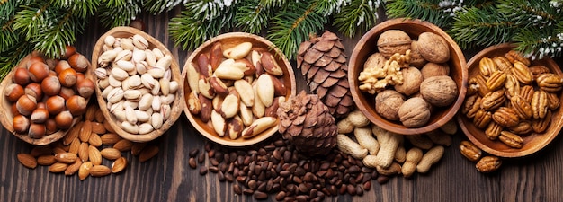 Varias nueces en la mesa de madera