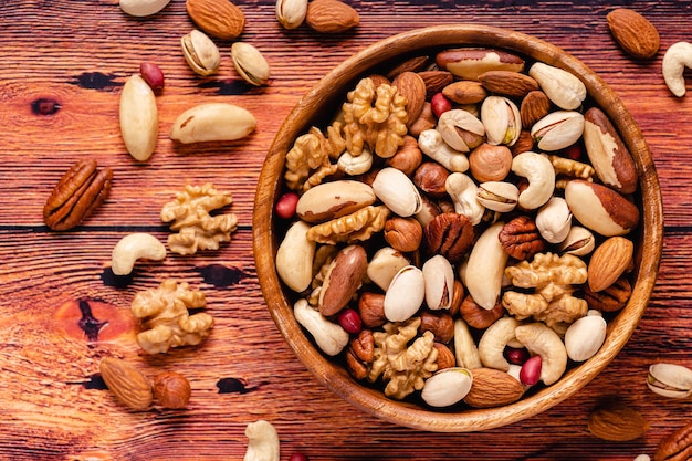 Varias nueces en tazón de madera