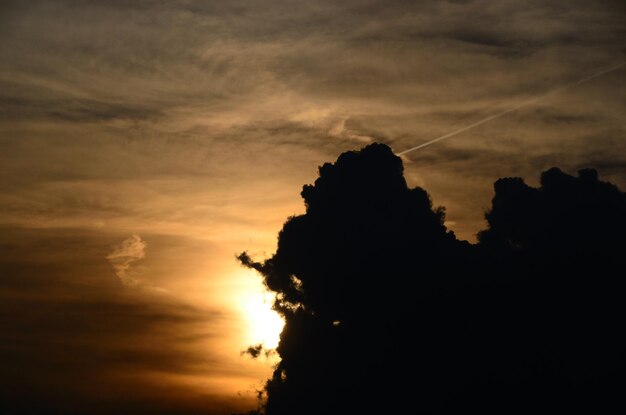 Várias nuvens e sol