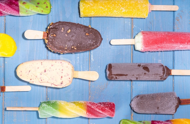 Foto varias paletas de helado