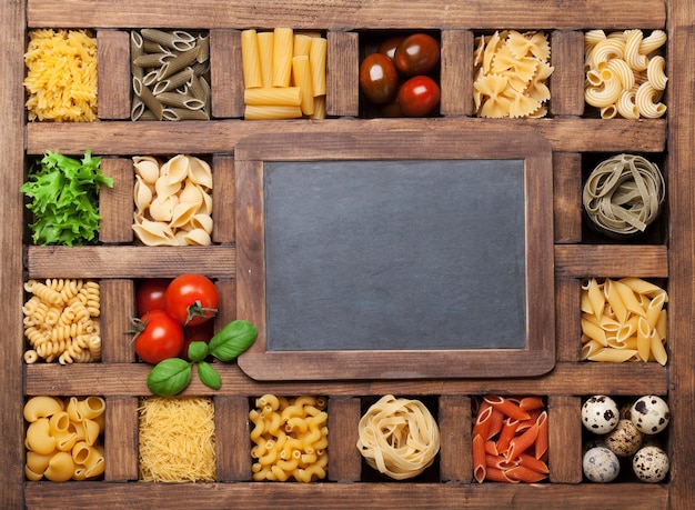 Varias pastas en caja de madera