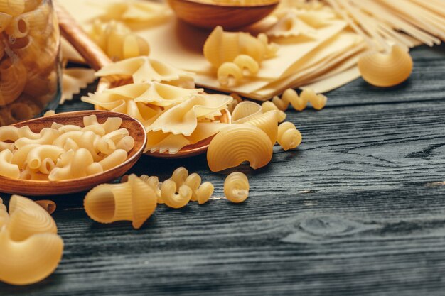 Varias pastas en cucharas de madera