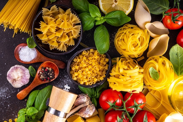 Varias pastas con especias e ingredientes para cocinar