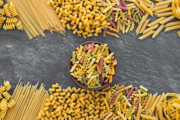 Varias pastas sobre fondo de piedra oscura