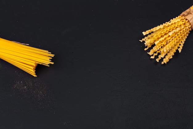 Foto varias pastas en superficie negra