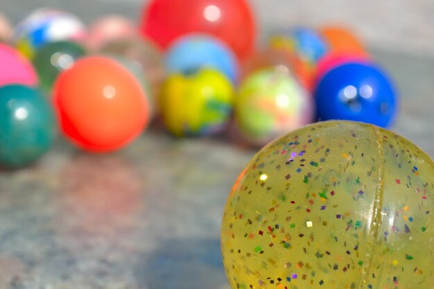 Varias pelotas de goma sobre una mesa bajo el sol