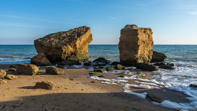 Varias piedras de piedra caliza junto al mar.