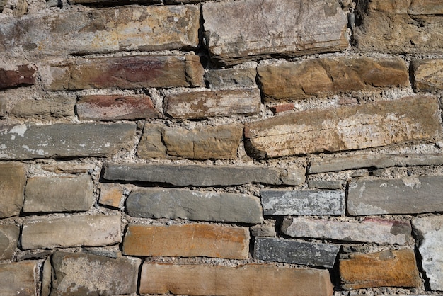 Varias piedras yacen en la pared una encima de la otra. Textura de piedra