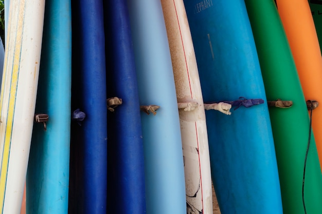 Várias pranchas de surf no fundo do oceano de praia de areia