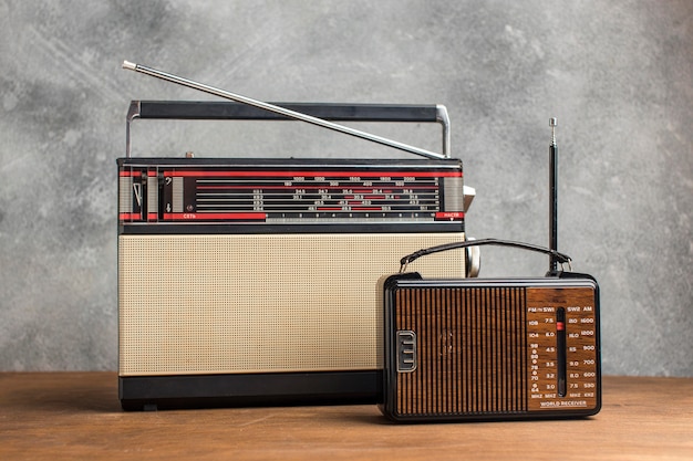 Foto varias radios vintage en mesa de madera