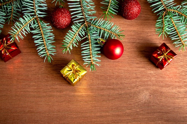 Varias ramas de abeto verde con bolas rojas de Navidad