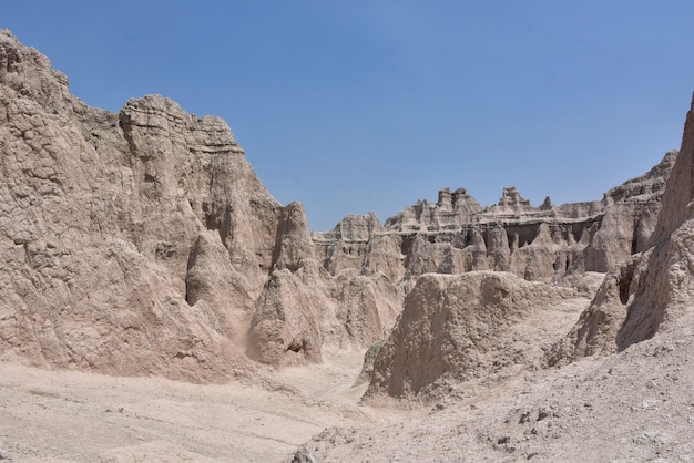 Varias rocas pináculo imponentes excavadas en el árido paisaje seco