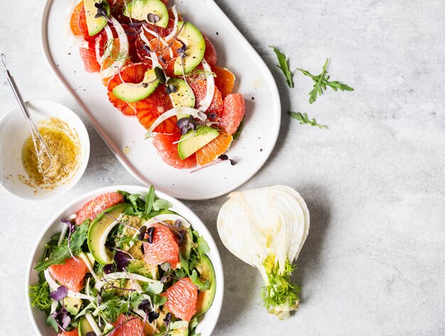 Várias saladas de erva-doce com cítricos em cima da mesa