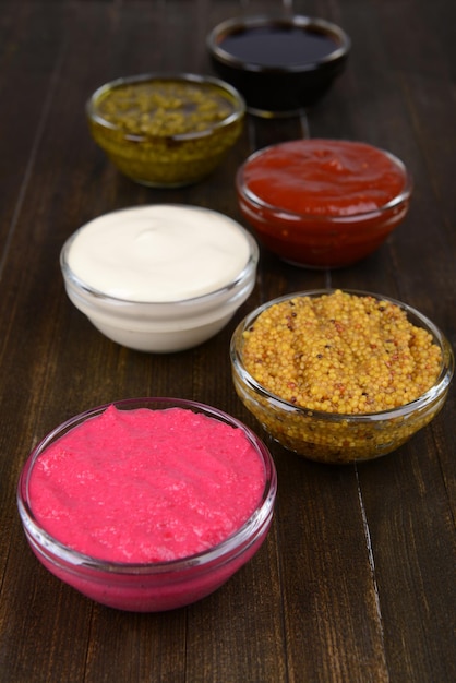 Varias salsas en primer plano de la mesa