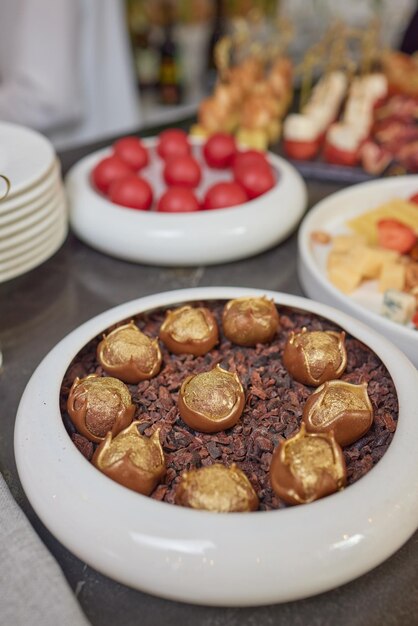 Várias sobremesas com frutas frescas na linha de buffet doce