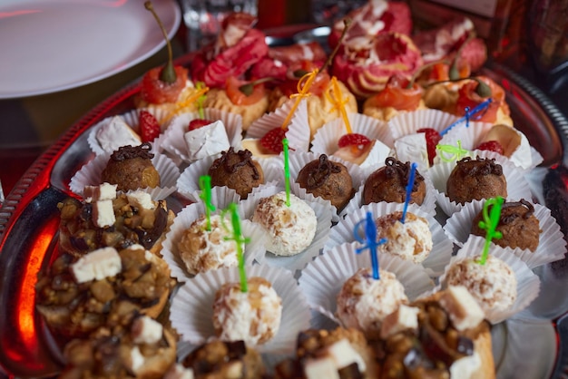 Várias sobremesas com frutas frescas na linha de buffet doce