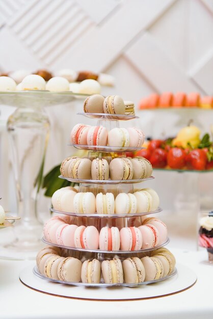 Várias sobremesas com frutas frescas na linha de buffet doce