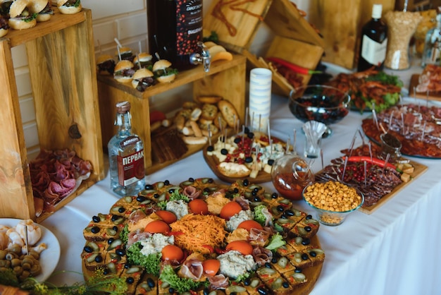 Várias sobremesas com frutas frescas na linha de buffet, doces