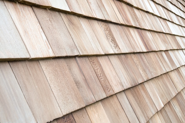 Varias tablas de cedro de madera para revestimiento o techos