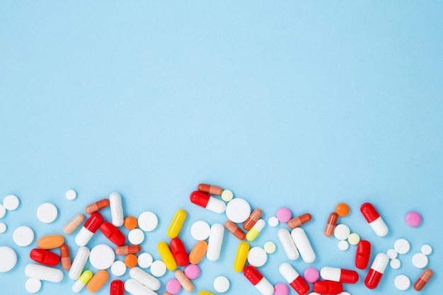 Varias tabletas y cápsulas de medicamentos blancos Concepto de atención médica y medicina Espacio de copia de vista superior