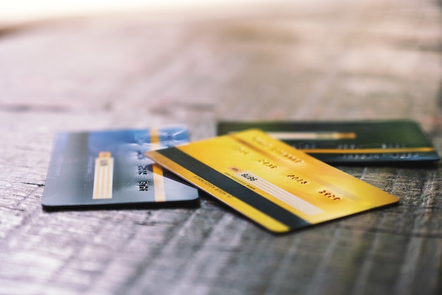 Varias tarjetas de crédito en mesa de madera