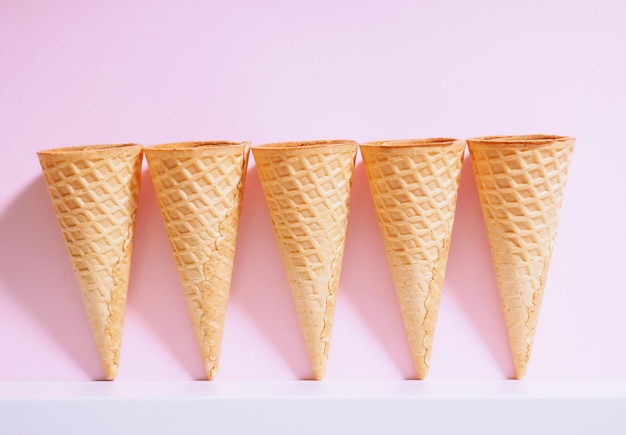 Foto varias tazas de gofres de helado sobre un fondo de color con una sombra clara