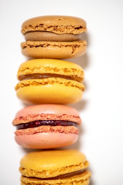 Varias tortas de macarrón multicolores sobre una superficie blanca